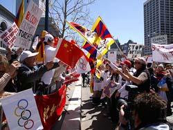 写真4●観光名所「フェリー・ビルディング」近くでにらみ合うチベット支持派と在米華人集団