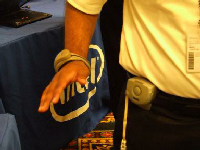 写真7：手につけたリングは，RFIDの読み取り機（iBracelet）。腰に付けてあるのは，体の動きを検知するセンサー（Moblie Sensing Platform）。これらにより人の動きをデータとして蓄積する