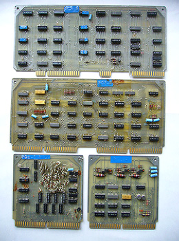 図4●プログラム論理方式を採用したプリンタ付きIC電卓の基板の一部。上側が主演算回路を含むデータパス部の1部。中央の基板が制御部の一部で，金色の2つのパッケージが合計256バイトのROM。右下がシフトレジスタを使ったデータ用レジスタとデータ用メモリーの基板。左下がキーボード制御部の基板