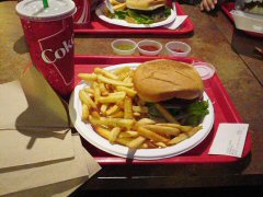 写真●見学に行ったスタンフォード大学の食堂で食べたハンバーガーセットル