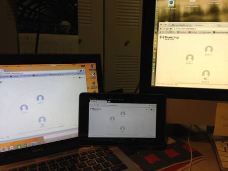 筆者宅のローカルネットワーク環境にある3つのデバイス（左からWindows、Android、Mac）。各デバイスのブラウザーでShareDropのサイト（https://www.sharedrop.io/）にアクセスすると、3つの円が自動的に現れた。