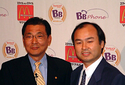 日本マクドナルドの八木社長兼COO（左）とソフトバンク・グループの孫代表（右）