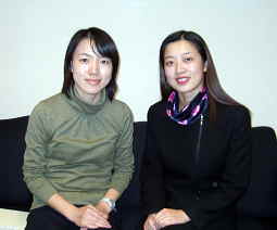 写真2●N900とN910の商品企画を担当する日電（中国）の傅紅琳氏（左）、張潔氏