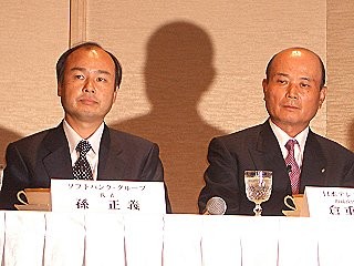 <B>写真2●ソフトバンクの孫正義社長（左）と<BR>日本テレコムの倉重英樹社長（右）</B>
