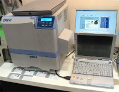 印刷大手企業などが販売をしている住基カード発行機の例（写真は共同印刷「CPMVI」）