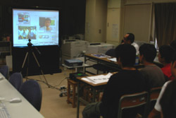 Xboxで泉南中学校の生徒とテレビ会議をする東原中学校の生徒