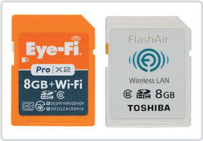 図1　アイファイジャパンの「Eye-Fi」シリーズ（左）や東芝の「FlashAir」を使うと、デジカメで撮影した写真データをパソコンやスマートフォンへ容易に転送できる