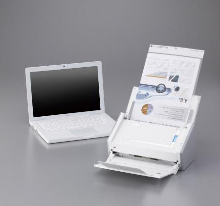 写真1　Macによく似合うホワイトボディー。写真はA3の文書を専用のキャリアシートに挟んで読込んでいるところ