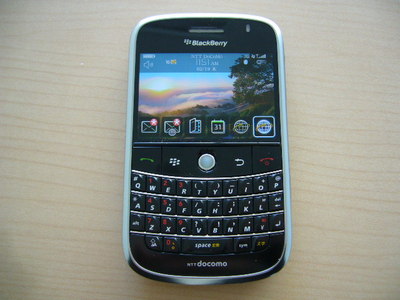 図1　BlackBerry Boldの液晶サイズは約2.7型（480×320ドット）。高さ×幅×厚さは約114mm×66mm×14.2mm。重さは約137g