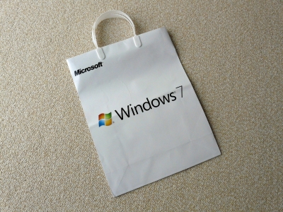 一番ポピュラーなのがこの紙袋。発売前に、樋口泰行社長以下、マイクロソフト社員全員で、このバックを持ち歩こうというキャンペーンを行っていた