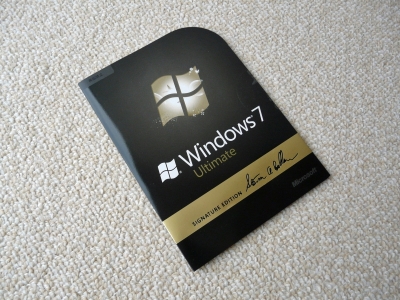 貴重品といえばこれ。米マイクロソフトのスティーブ・バルマーCEOのサイン入りWindows 7 Ultimateだ