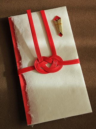 贅沢な本格手漉（す）き和紙を使った大きめの金封「紙々の金封　手漉和紙　あわじ」（693円）は、シンプルだが存在感のあるデザインが印象的だ
