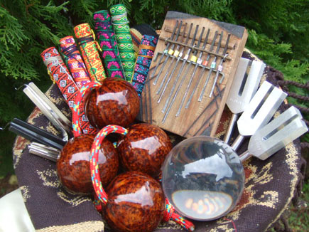 「あわうみ ASIAZACCA」で扱っているさまざまな民族楽器やジャグリングアイテム。上段左から、ハンガリー鉄製口琴、ベトナム口琴、タンザニア・カリンバ、エンジェルチューニングフォーク、下段左から、漆アサラト、大道芸に使われるコンタクトジャグリングボール。