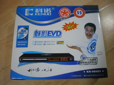 EVDを名乗るDVDプレーヤー。左上に小さく「Blu-ray（ブルーレイ）」とも名乗っている。