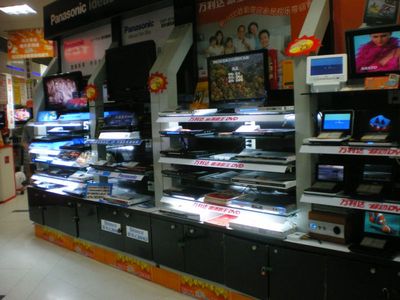 家電量販店におけるプレーヤー売り場では、安さからDVDプレーヤーがまだまだ主役だ。