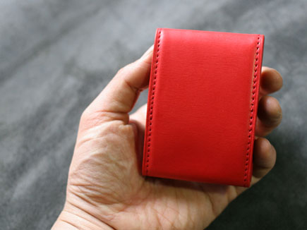 手のひらにすっぽり収まるサイズ。小銭入れとしてみると大きいが、普通の財布よりはかなりコンパクトだ。サイズは縦8.8cm×横6.4cm×厚み2.5cm。重さ約50g。