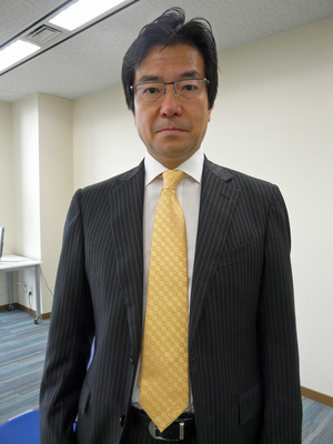 鮮やかな黄色のネクタイを締めた樋口康行社長。
