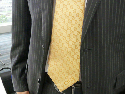 近づいて、ネクタイの柄をよく見ると、「Office 2010」のロゴが。