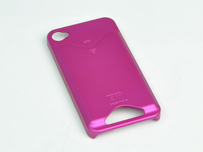 背面にカード収納ポケットが付いたiPhone 4専用ケース。カラーはブラック、メタリックシルバー、ピンクの3色をラインアップする