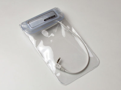 袋状の防水ケース。iPhoneの機能を損なうことなく、水や汚れをガードする