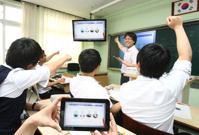 サムスンが提供するスマート教育の様子。韓国では2015年までに小中高校すべての学校へデジタル教科書を導入することが決まった
