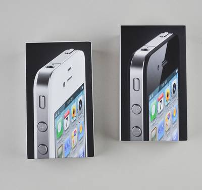 左のホワイトが米国で購入したもの。右のブラックは日本で買ったiPhone 4のパッケージだ。