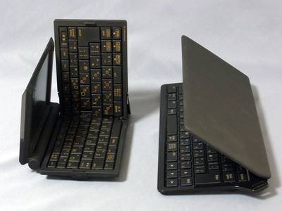 従来モデルDM20（左）がキーボードを半分に折ってから画面を閉じるのに対し、DM100（右）は直接画面を閉じる。使い始めや片付けが少し早くなる。