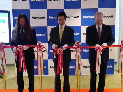 品川への移転を記念してテープカットする日本マイクロソフトの樋口泰行社長（中央）、米マイクロソフト コーポレーション Microsoft Office担当プレジデントのカート・デルベーン氏（右）、日本マイクロソフト クラウド＆ソリューションビジネス統括本部マイクロソフトテクノロジーセンターの澤円センター長（左）。