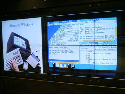 1985年に発売した「Windows 1.0」の画面も表示することができる。
