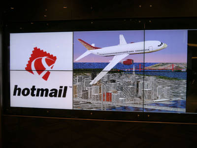 「Hotmail」のロゴおよび人気ソフト「フライトシュミレータ」の画面。