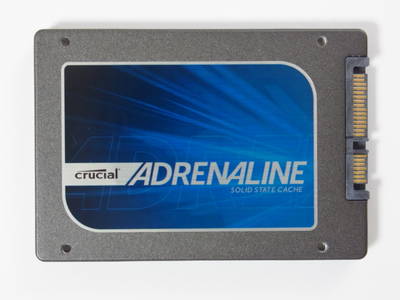 Adrenalineの本体。製品名の入ったラベル以外、外見は同社製のSSDと変わらない。基板はHDDのようにシャーシに覆われていて見ることができない。