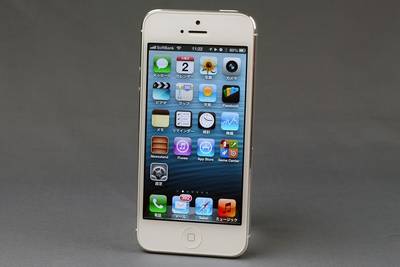 図1　iPhone 5は、ホワイトの他にブラックもあり、アルミ部分や、背面のリンゴのマークも色が異なる。