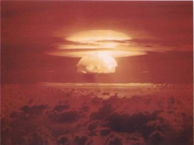 ブラボー実験の爆発で直径7kmもの火球が発生した（1954年3月1日、ビキニ環礁にて。Wikipediaより）。