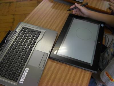 本体部分がキーボードから外れるタイプのタブレットPCを使用。2年生でも手軽に扱える