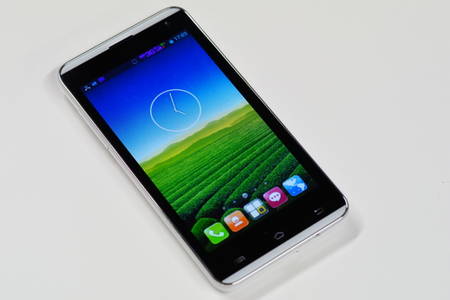 「FleaPhone F-03a」。Android 4.2、ディスプレイ4.5インチの一見普通のスマートフォンです。このスマートフォンにSIMカードを2枚挿すことができます。