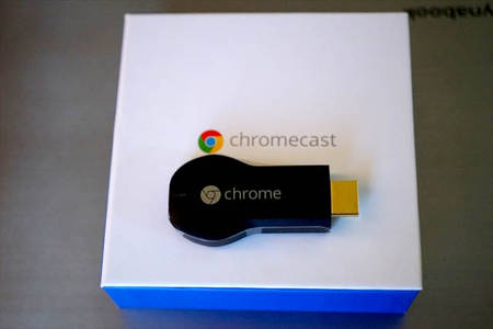 Chromecastは、HDMI端子に挿すドングル型です。microUSB端子で電源を供給します。