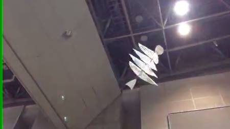 図1　Maker Faire Tokyo 2014の会場内をふわふわと飛び回る、羽ばたき型超軽量飛行機（<a href=