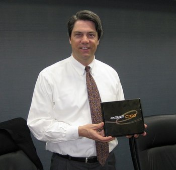 米マイクロン テクノロジー、NANDプロダクトグループ ストラテジックマーケティングディレクターのケビン・キルバック氏。手にしているのは「RealSSD C300」。