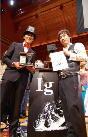 2012年9月に米ハーバード大学で行われた、イグノーベル賞授賞式での様子。右隣は、共同研究者で公立はこだて未来大学准教授の塚田浩二氏
