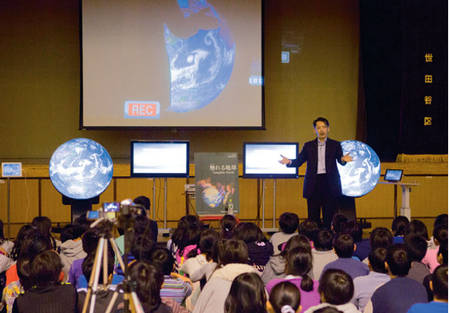 2013年11月、東京・世田谷区立砧南小学校での「触れる地球」授業風景。地球温暖化、リアルタイムの雲の動きなどの講義に、小学校6年生が聞き入った