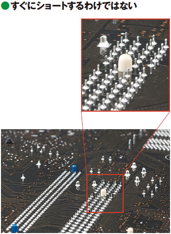マザーボードの背面を見ると、接点となりそうな部分よりもCPUファンを固定するピンやメモリースロット固定用の突起の方が高さがある（写真はASUSTeK Computerの「P5Q-E」）。