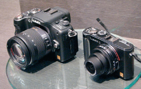 図1　マイクロフォーサーズシステムを初めて採用したレンズ交換式デジタルカメラ「LUMIX DMC-G1」（左）。コンパクトデジカメ（右）と比べて、ボディだけなら一回り大きい程度だ