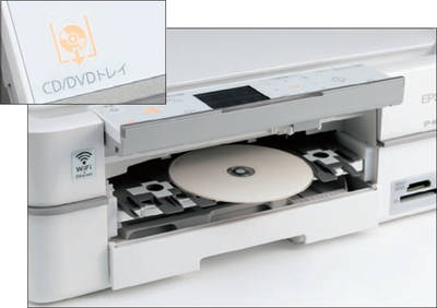 ラベル面に印刷する機能を備えたプリンターや複合機を使う。セイコーエプソンの「EP-803A」では、本体のボタンを押す。光ディスク用の印刷トレイが出てくるので、光ディスクをセットする。