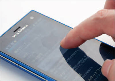 図1　スマートフォンやタブレットは、タッチ操作が主体のため、手の皮脂が画面に付着しやすい
