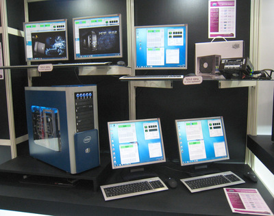 5 Full Systems in 1 Machineの全体像。左のPCが本体でディスプレイ、キーボード、マウスを5セット取り付けてある。