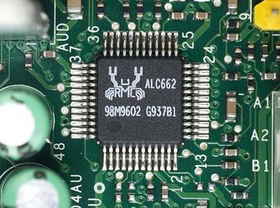 サウンドコーデックチップは5.1チャンネル対応の「ALC662」（Realtek Semiconductor）を搭載する。