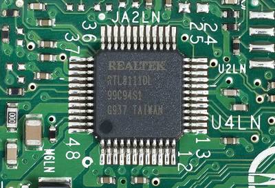 ネットワークコントローラーは「RTL8111DL」（Realtek Semiconductor）。PCI Express接続のチップだ。チップセットのIntel NM10 Expressは、ネットワーク機能として物理層チップ「Intel 82552V」と組み合わせられる論理層を内蔵するが、D510MOでは利用していない。