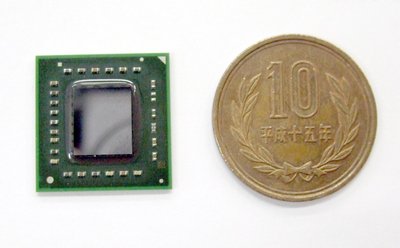 AMDが発表した「APU（Accelerated Processing Unit）」。パッケージはコンパクトだ。