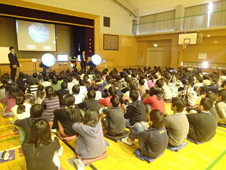 特別授業の様子。世田谷区立砧南小学校の6年生が竹村教授の話を聞いた