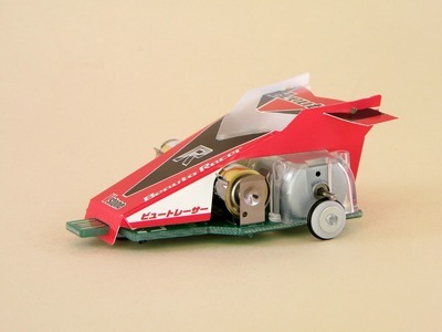 ビュートレーサーの外観。左右2輪で走行するレースカーロボットである。ここでは、付属の紙のボディーをかぶせている。同社サイトにある無地のボディー型紙をダウンロードして色を塗れば、独自のカスタマイズカーに仕上げることもできる